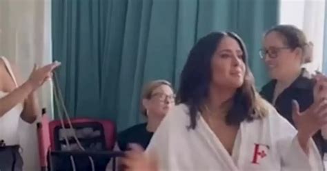 selma hyak flash|Salma Hayek Accidentally Flashes Chest in Wardrobe。